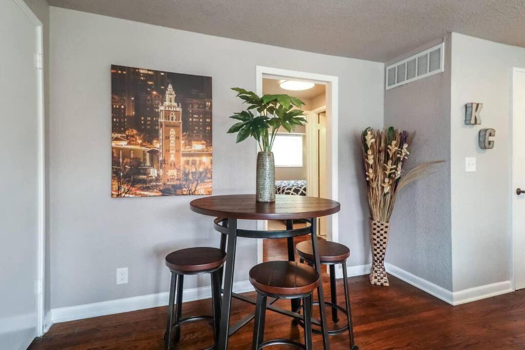 Villa Holly First Floor 2 King Beds Kansas City Esterno foto